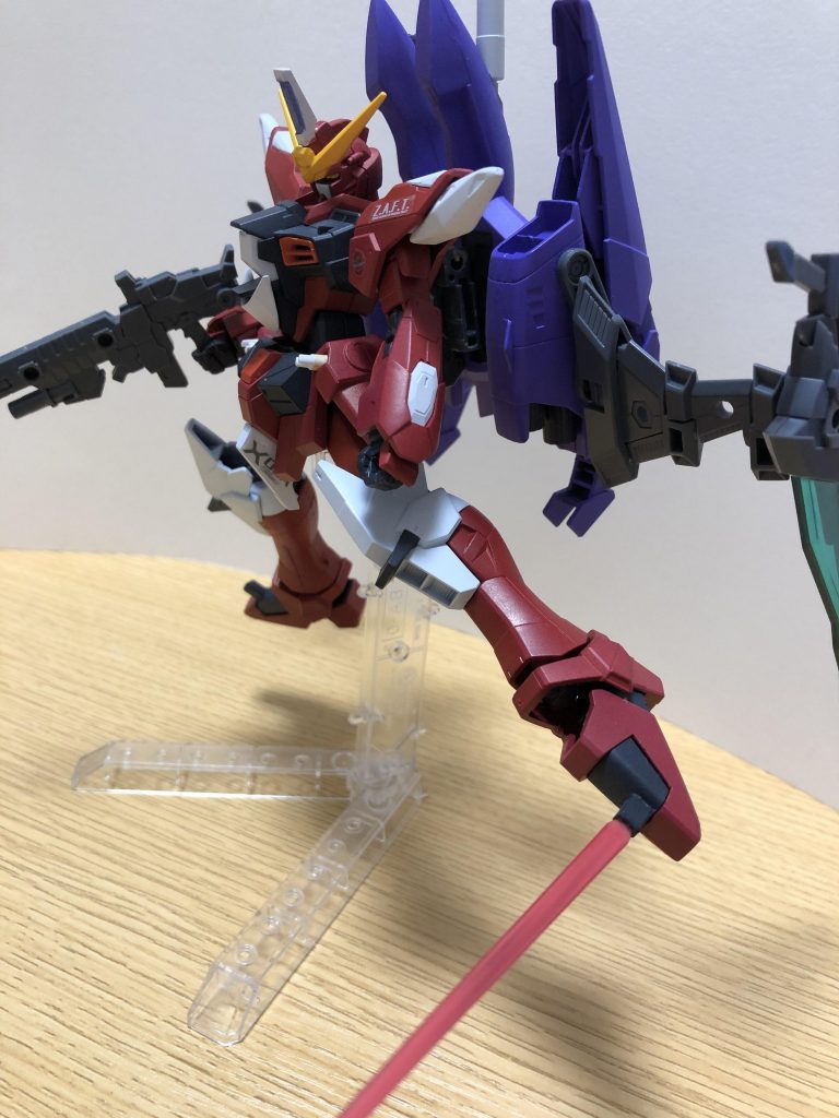 足からはビームサーベルがでます