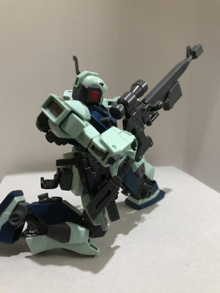 ジムスナイパーのロングビームライフルの改造品
抜き差しで簡単に持てるようにするためストックのパーツをカットし砲身の下につけました
スコープと砲身の先端もジャンクパーツで形状を変化させています