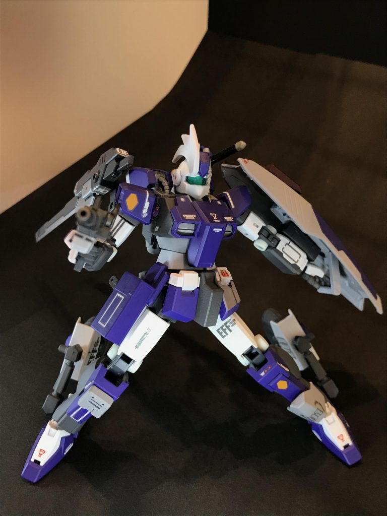 射程距離に入るまではサブマシンガンで距離を詰めて接近します。