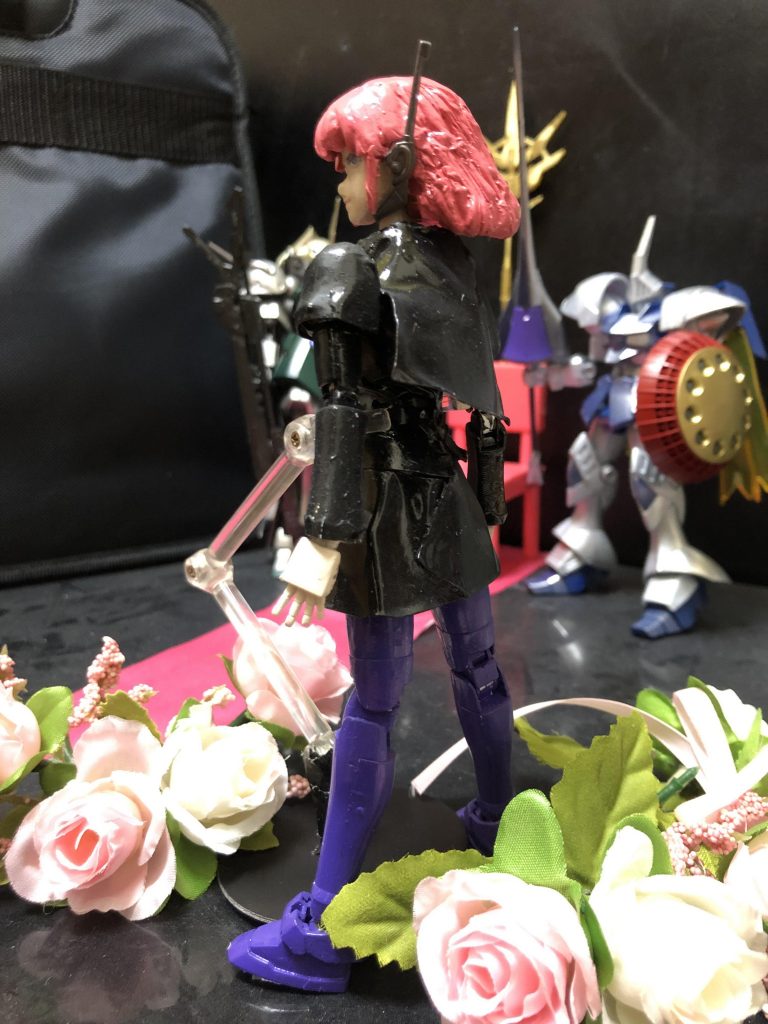 ozy「先ずは機体名“すーぱーはまーん様”形式番号:HMN−01C。“すーぱーふみな”をベースに改造したガンプラだ。グリプス戦役中のハマーン様がモデルになっている。」
ハマーン様「どうやらその様だな。」
ozy「“すーぱーるなまりあ”の時もそうだったが、元々のキットの造形では胸と腰の間が長く、妙に細くなっていて不自然な体型になっている。その為、2mm程カットして自然な体型にしてある。」
ハマーン様「なんだ?“すーぱーるなまりあ”とは?知らんな。」
ozy「そして更に0.1mmのプラ板を曲げて身体に巻き付け、ライターで熱を加えていく。そうするとプラ板が溶け出して収縮し、身体に密着していく。また、指で加工も可能になる。そうして衣服らしい外見にしていくのだ。これも“すーぱーるなまりあ”で行なった技法という訳だ。」
ハマーン様「ここで言っておく。火を扱う。ヤケド、火事には注意だ。決して子供は真似をするでないぞ。」