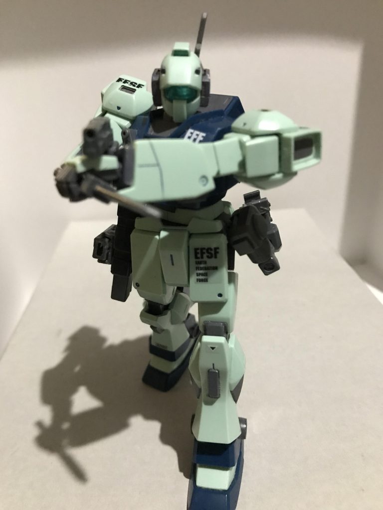 ハンドガン、ナイフを構えて