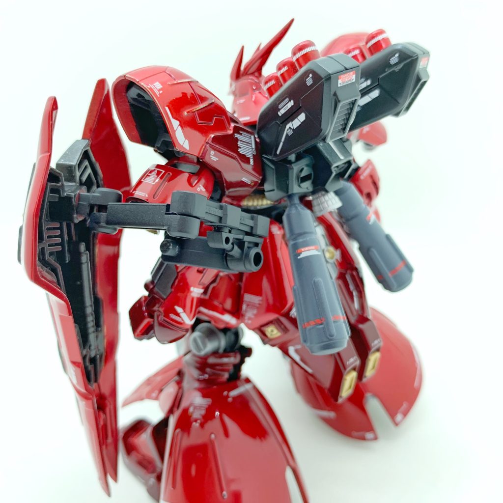 白背景での画像はヌルテカ感が増します。実際には、レッド部分はもう少しメタリック強めです。シールドは、素体ジョイントのままだと上腕横のアーマーと干渉して可動が制限されるため、コトブキヤのフレキシブルアームAを使用して干渉回避と可動軸追加による表情付けを可能にしてみました。【Before & After】