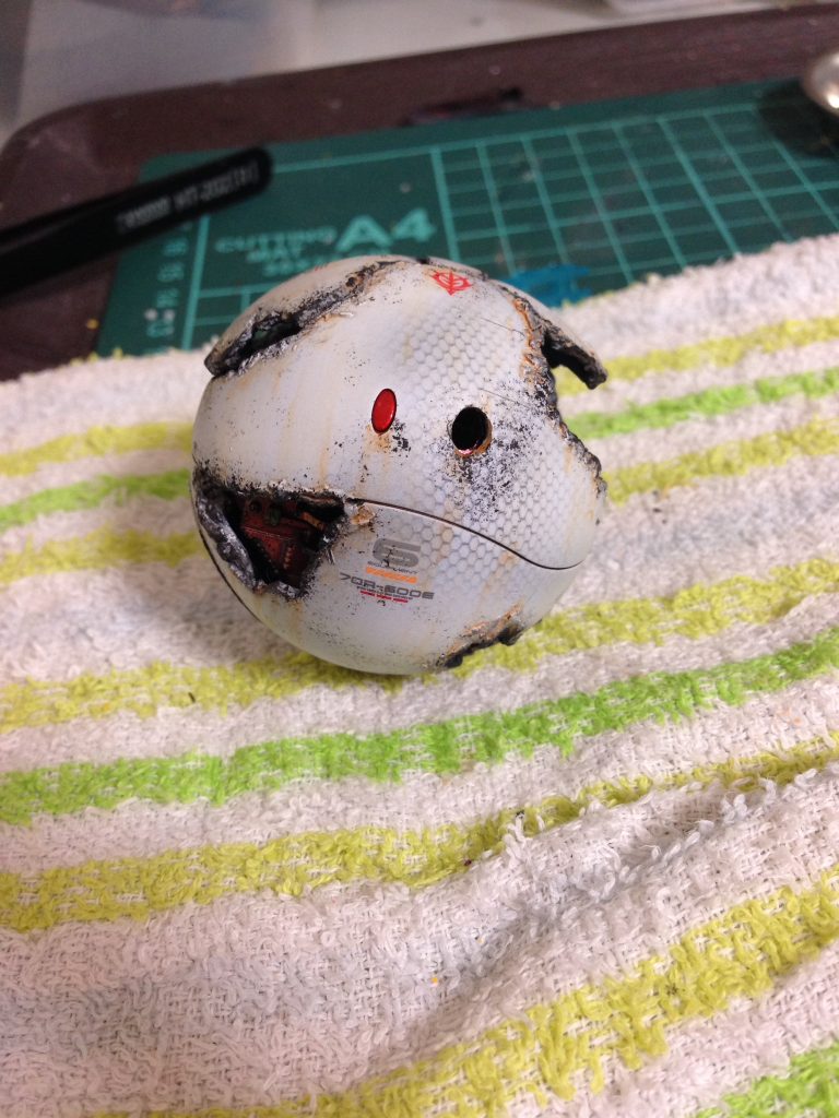 ハロには内部のメカ部分の細かい塗装と(見えないけど)きみの悪いウェザリングと破損箇所を設けました(*´-`)