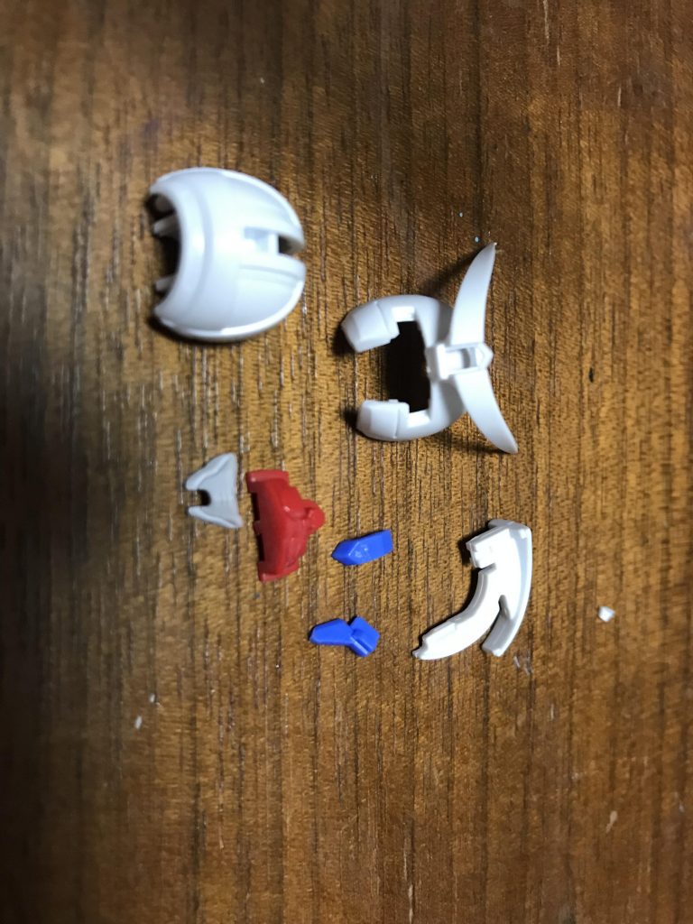 顔、ヒゲを額に、ターンAの目とハイニューの口を組み合わせてます