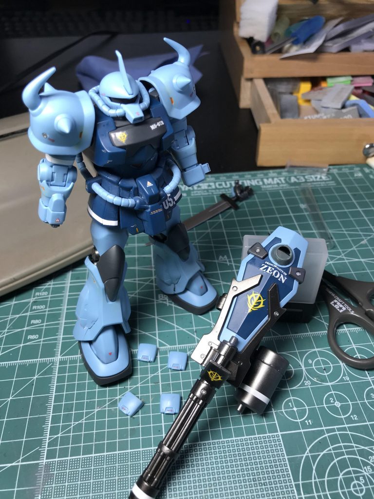 ライン部はハセガワのホワイトシールを細く切って貼付。ナンバーデカール、コーションデカールなどは手持ちのデカールから。老眼を酷使。。。