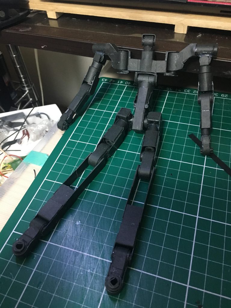 関節を盛り込んだ内部フレーム。ガンダム的にはムーバブルフレーム?