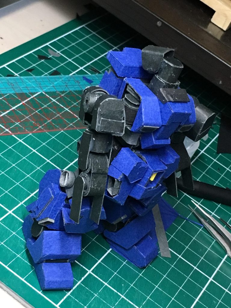 装甲を切り出しては貼り付けていく。
これの繰り返し。