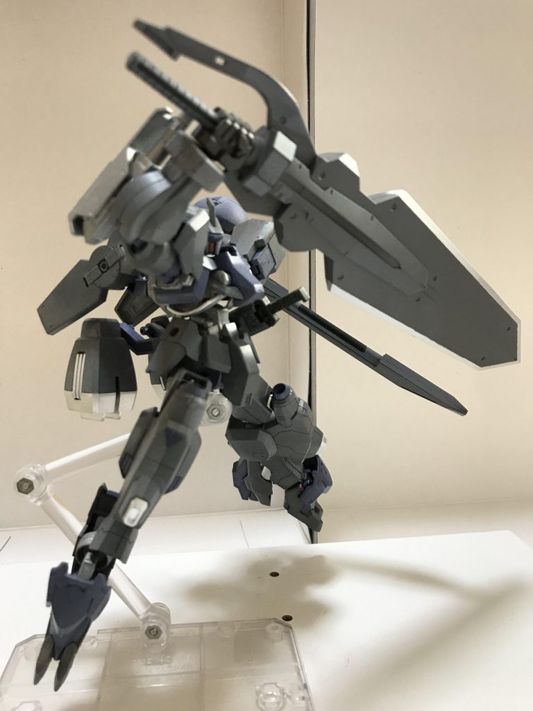 片手で振り回せるパワーがあり、剣の重量を活かせば相手の盾ごと破壊、両断することができる