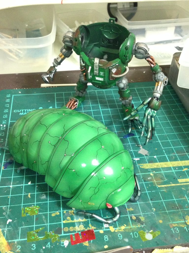 ダンゴムシにはアシンメトリなスジボリや網目柄をつけることで不気味な生物感を出しました( ^ω^ )
眼はピンクと白でマーブルのように仕上げました(*´∀`*)