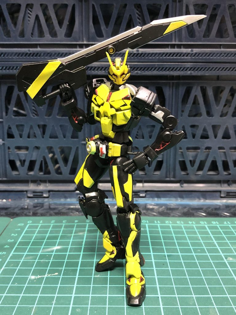 アタッシュカリバーはダブルオースカイのバスターソードを改造して作りました。
折りたたみギミックによりアタッシュモードとブレードモードの両形態を再現できます。