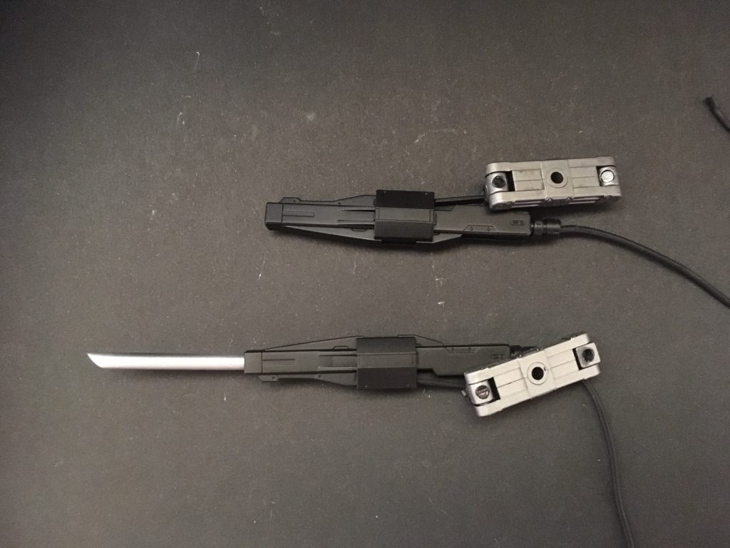 吸血槍

吸血槍モード
槍内部に菅が通った特殊な槍
突き刺した操兵の黒血油を吸い上げる機構を持ち通常の武器より敵機の出力低下を招きやすい

黒血砲モード
吸血槍から吸い上げた黒血油に含まれるエーテルを使用して放つ砲、槍部分を収納しモードチェンジする
砲尾に仕込まれた簡易術式に黒血油を通す事でその血に含まれるエーテルを使用し黒血砲が作動する仕組み
弾はそのままエーテルを失った黒血油、威力は少ないが衝撃が大きく上手く直撃させられたなら相手の体制を崩す事も可能