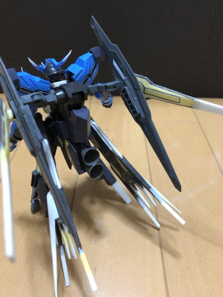 バックパックはリアクターの延長と
ビルドパーツのバインダーガンを
間に中継させて大型化測りました
リアクターは勿論、フル可動可能です
又、アイン肩パーツ活用して
大型バーニア2基追加してます！