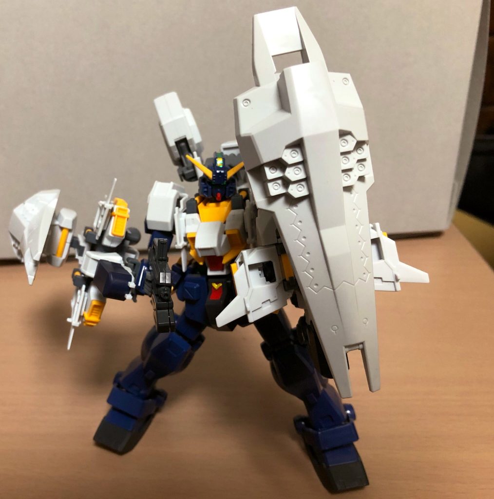 シールドとライフルを構えて