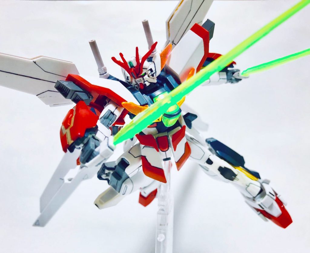 通常形態の主武器としてダブルエックス元来のビームソードとブレストランチャーを使用します。