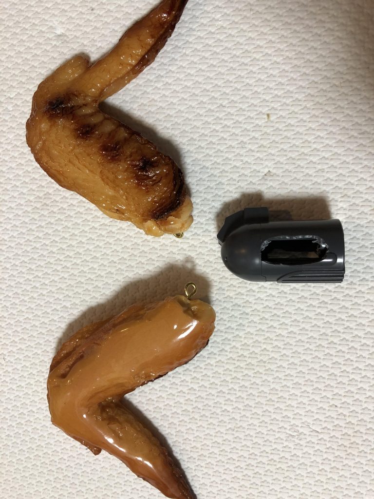 食品サンプルにキーホルダー用のネジを埋め込み、アンカーとし、エポキシパテで固定します。