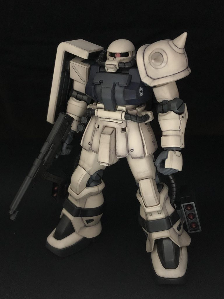 フロント。ザクシリーズの中でもミシッとした感じが好きです。部隊章は説明書を参考に小脇に貼りましたがなんで小脇なんだろう。