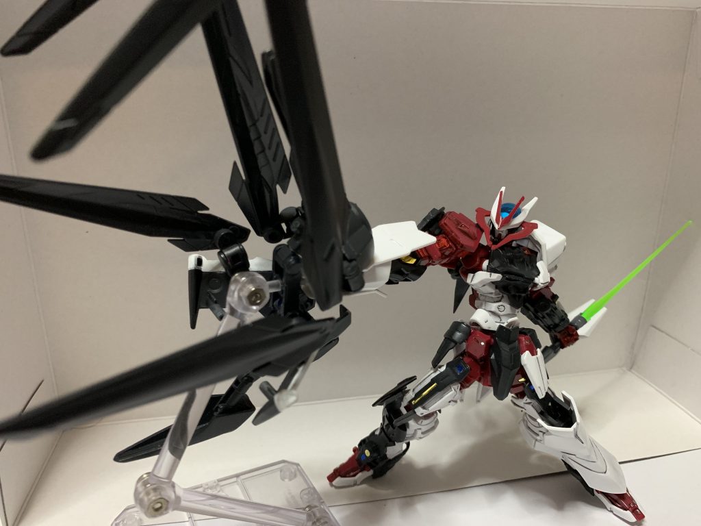 クローモード。どこにくっついているのか分からなかったので、銃口に接続しつつ、ガントレットを包む様に位置を調整してます。