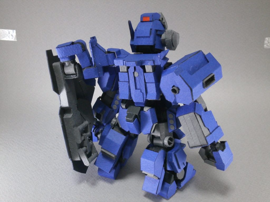 バックショット。可動式のシールドも再現。