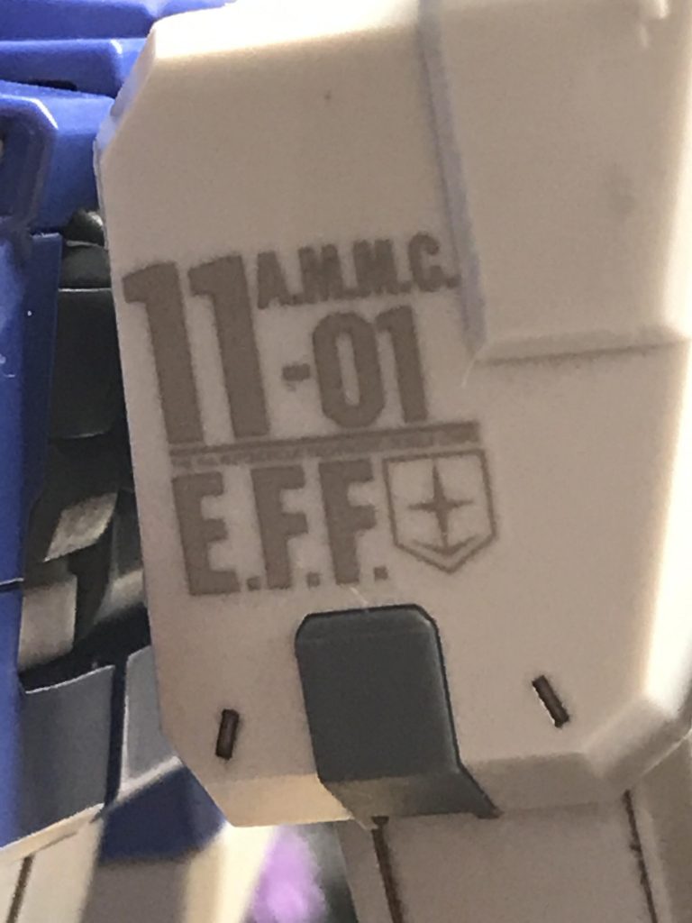 デカールはシールドと左肩のみ。このくらいの情報量が1番好きです。