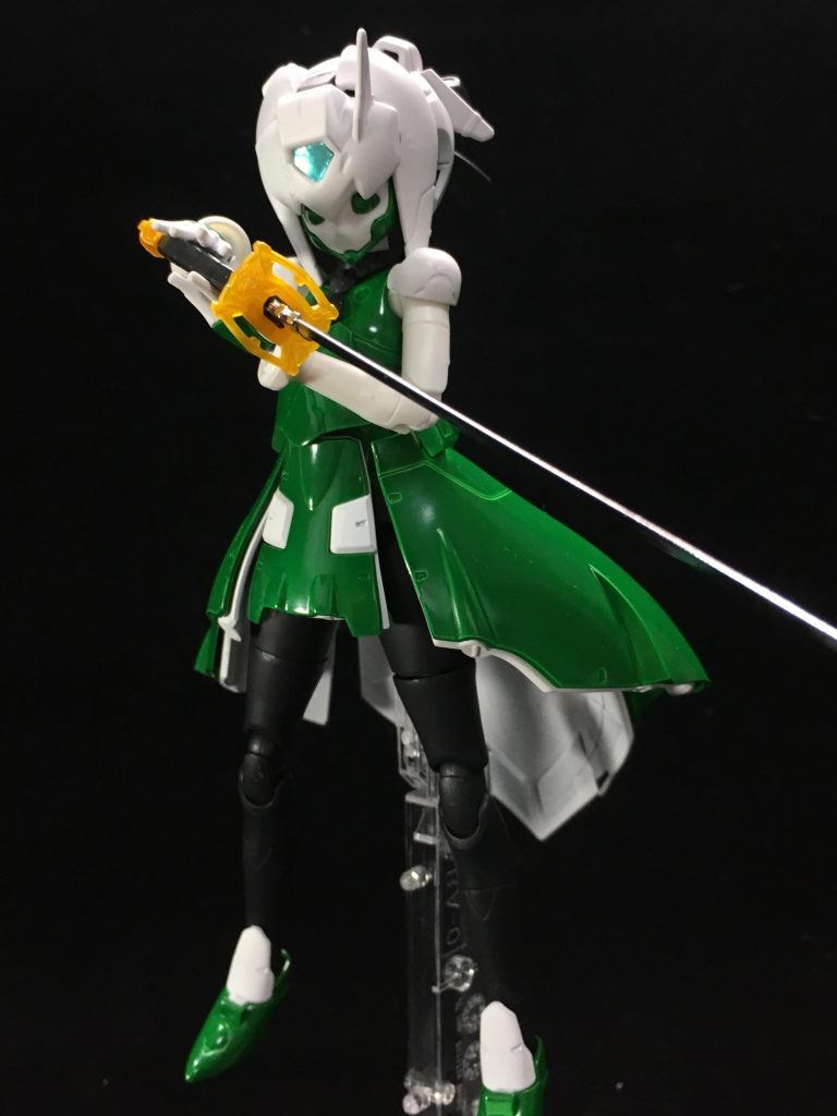 構えさせてみました。
カラーリングで想像以上に似せることが出来たので、個人的に大満足です。