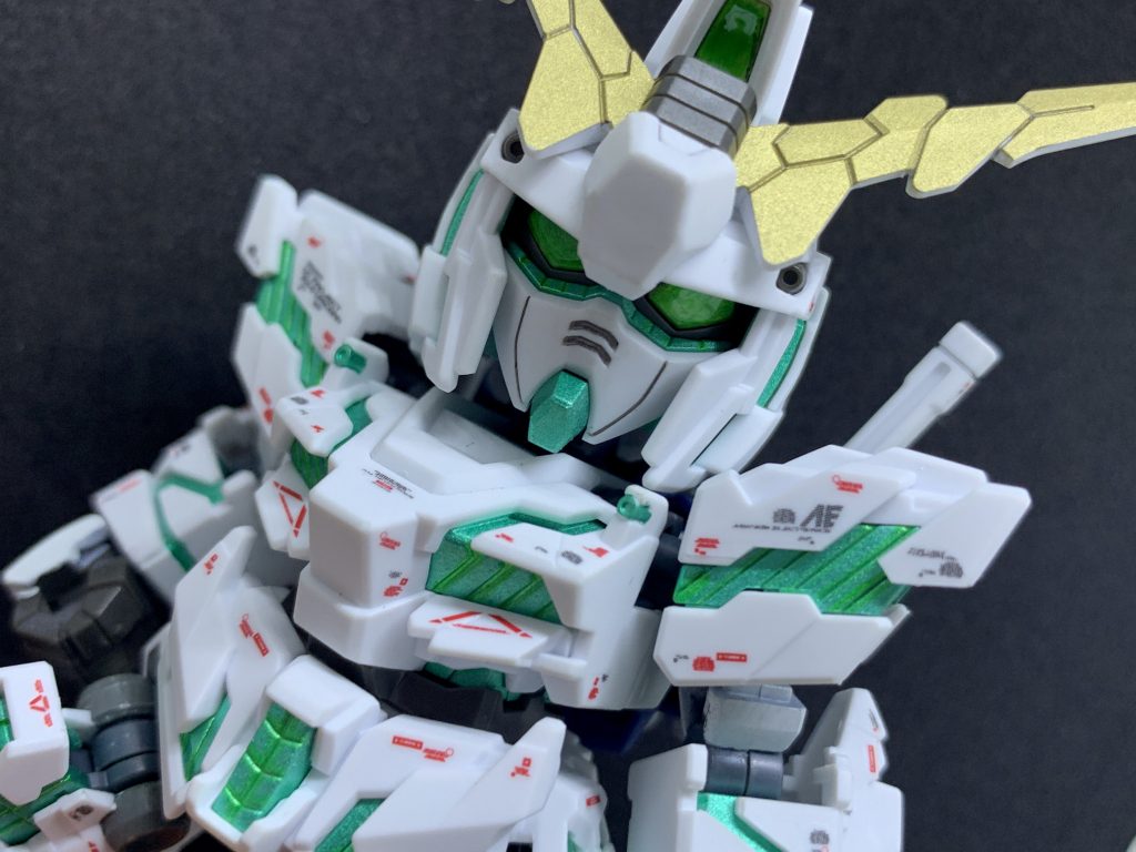 近くからのアップ。
サイコフレームの筋の部分に上から蛍光塗料でなぞるようにグリーンを乗せてあるのでブラックライトに当てるとサイコフレームも少し光ると思います。