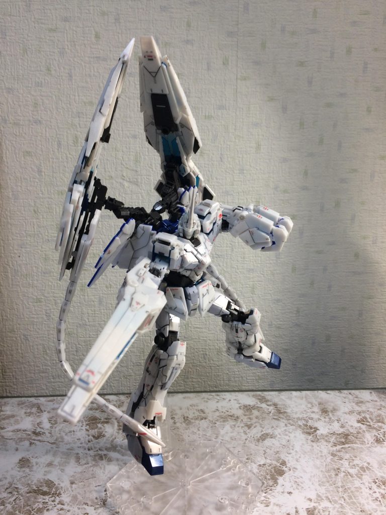 個体差かもしれませんが色々とパーツが外れます。普通のユニコーンだと全然外れなかったのですが...
それとユニコーンモードの写真のアームードアーマーDEの接続位置が間違えています。