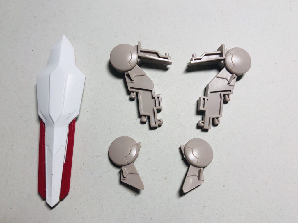 今回の改造では「なるべくアルケーのパーツを使い切る」を個人的なコンセプトとして改造を行った結果、アルケーのパーツで使わなかった物はポリパーツを除けば画像の物だけになりました。
(盾は本来装備予定で改造中に計画変更で盾を廃止した為、改造しかけたまま残りました)