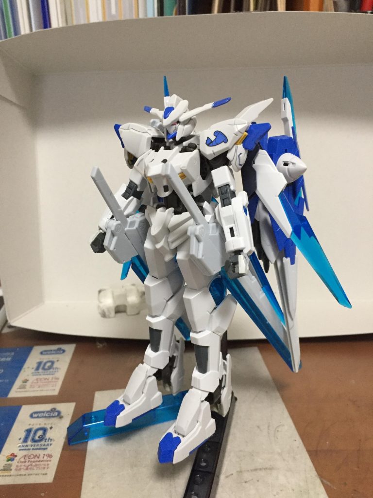 ○純正のツインドライブからなる莫大なGN粒子の恩恵とツインリアクターシステムからなる強大な膂力と高い機動力による近接戦闘が得意。名前のヴァルナとは水天の意。

○アルギリアはGBNを兄に誘われて始めるか迷っていたが、チャンプVSリク&オーガの戦いや問答に感動し始めた。その時からリクに憧れている。

［ガンダムバエル＋トランジェントガンダムのミキシングです！色がほぼ同じなので無塗装で完成しました！ツノは変えようかなって思ったんですけど引っこ抜かなくて諦めましたね。
  00と鉄血の機体好きだから合体させちゃえって考え。］