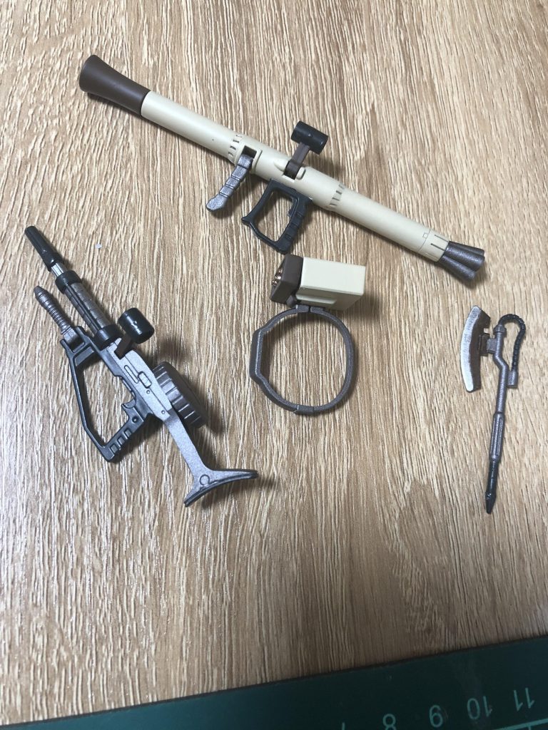 武器は筆塗りで細かく色分け。