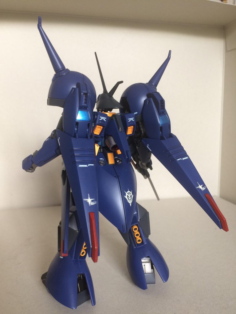 バインダーにはメタリックブルーのワンポイントを入れました。