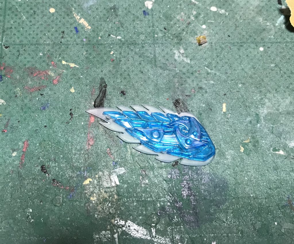 肩パーツはそのままだと比率がどうしても気になってしまうので
アクリル板でかさ増ししました
今回初めてアクリル板を使うのでうまく行くか不安だったんですけど
なんとか形に出来てよかったです