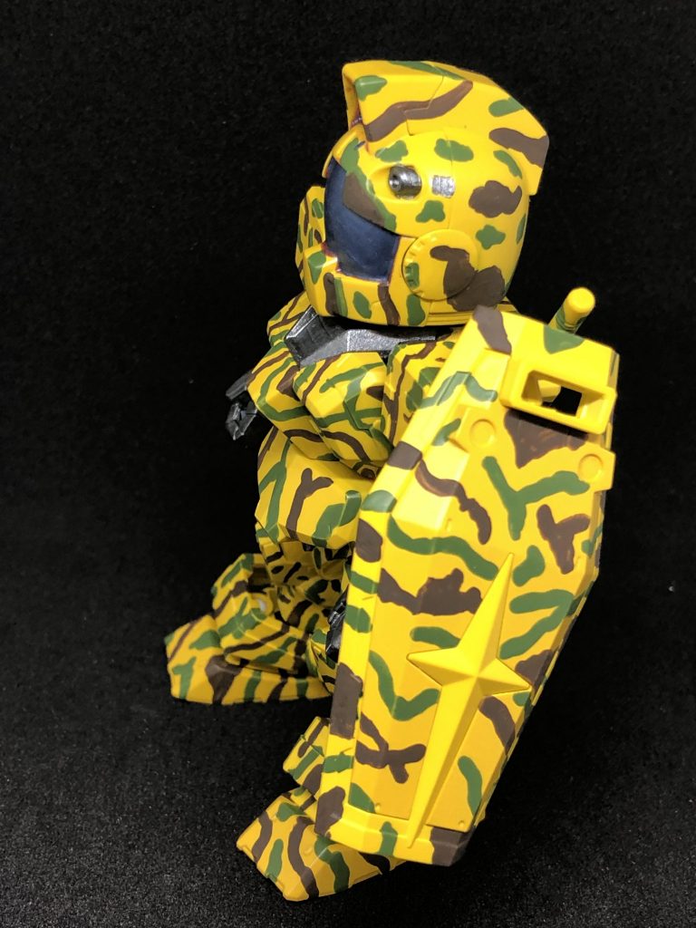 赤や青などの成型色は一度サフを吹いてから塗装。黄色に塗ったパーツのみエアブラシを使用、残りは慣れない筆塗りに挑戦しました。