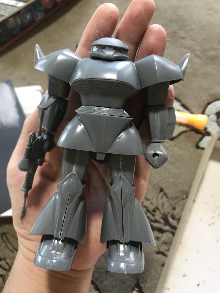 わかってはいましたが、パーツの合いが悪く、ガッタガタ。鉄やすりと240番がよく戦ってました。