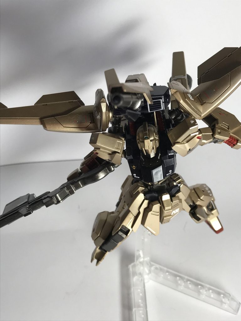 可変なしでもメガランチャーはうてます!
これはリガズィには無かった物でリガズィだとBWSをつけた状態でないとビームが撃てずさらにパージしないとMS形態になれないという...なのでそのデータをいかし
変形とMS形態を両立するという改造にしました!