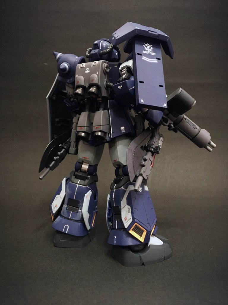 *［背面］*バックパックはザクⅡと同型ですが、腰部にグフR35のバーニアを増設しました。全体的にフレームや関節部などはグロス、外装をマットに仕上げたのでバックショットでのバーニア、関節の質感がいい味を出してくれました♪