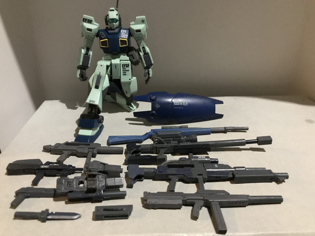 装備一覧
これでもかと詰め込んでいます
ビームライフル、ジムライフルはガンダムマーカーエアブラシで単色塗装しました
本当はデカールも貼りたいけどもう連邦系デカールがない…