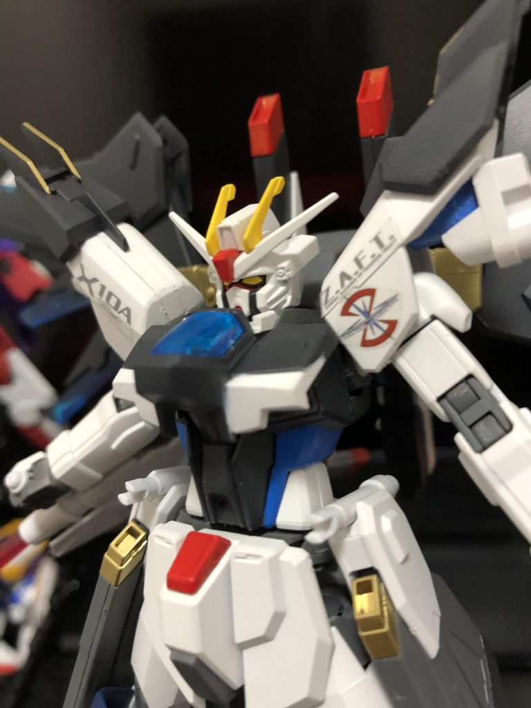 装備は
ラケルタビームサーベル
バラエーナプラズマ収束ビーム砲
クスィフィアス・レール砲
クスィフィアス3レール砲内蔵ビームトンファーガン
トンファーガンは連携してシールドにもなります