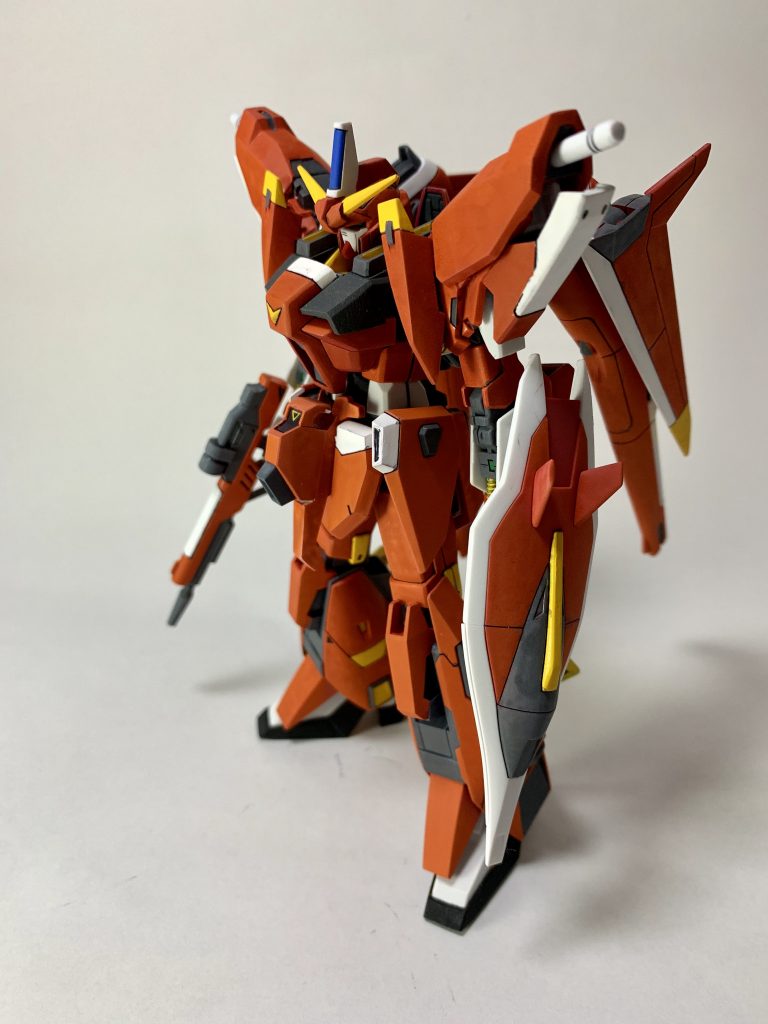 横
肩のパーツは余っていたジャンクからイメージに合う物を取り付けました
ジンクスの胸部パーツ、AGE２Mの脚部パーツ