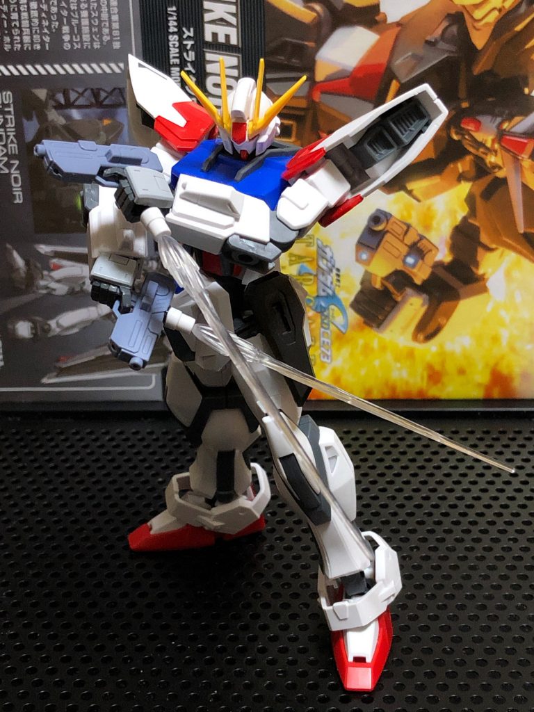 拳はトリガーに指をかけた形のものがあるストライクノワールのものを採用。ビーム刃は通常のものだと長すぎたので忍パルスビームズのものを採用。