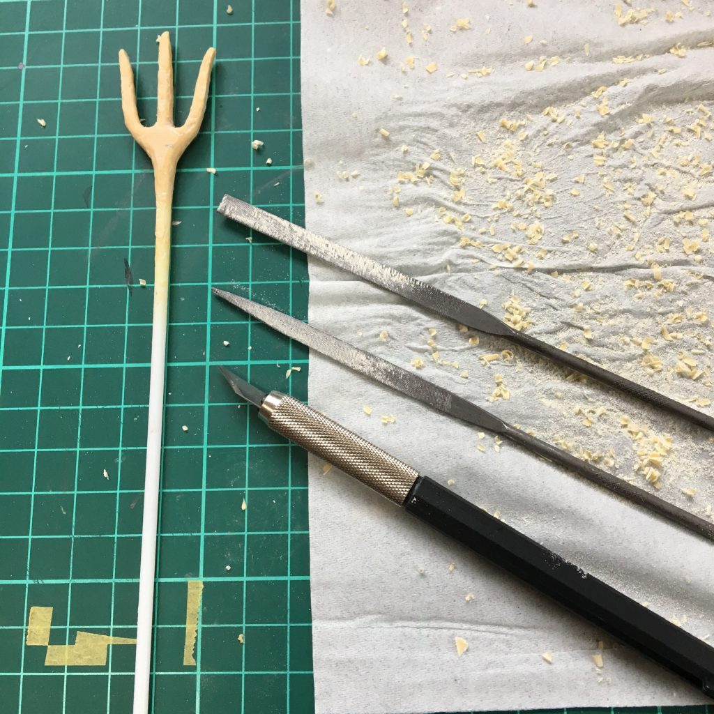 プラ板、プラ棒、パテで三又作成中