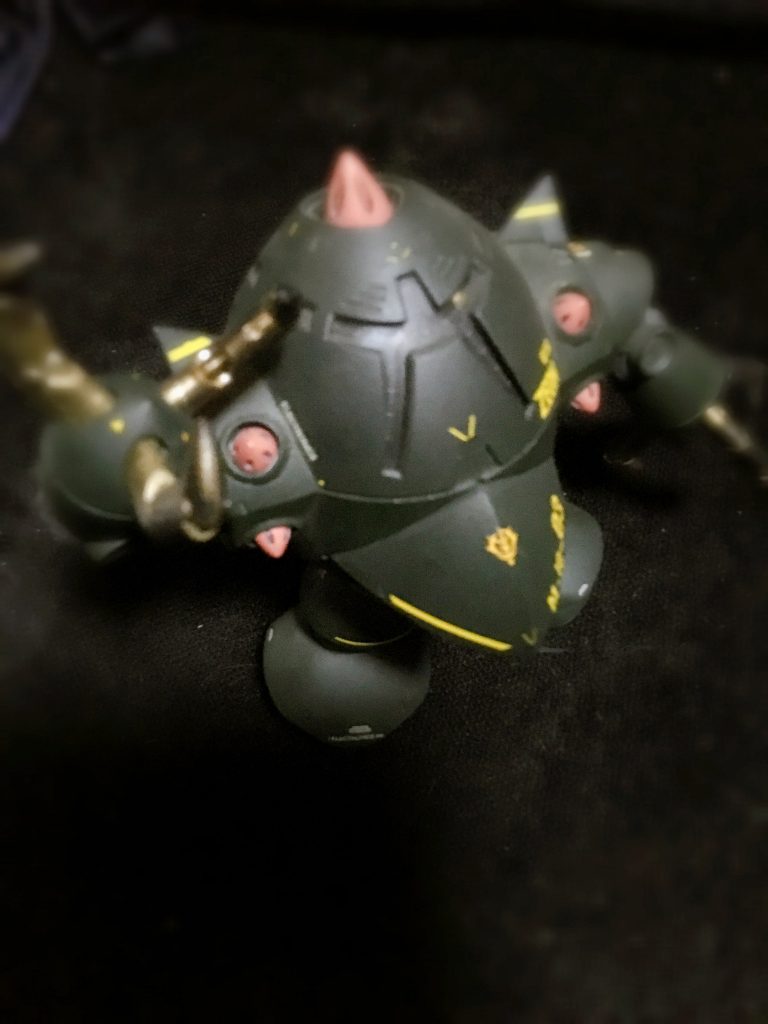 上から

ホコリが…。
分解して拭わないと、モノアイが見えない('･_･`)