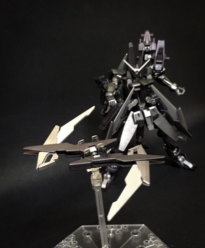 ブレードビット 手裏剣モード
連結させたブレードビットを展開し投擲に適した形に変形させたモード
ビット機能を有する為パイロット次第では優秀な誘導兵器となる