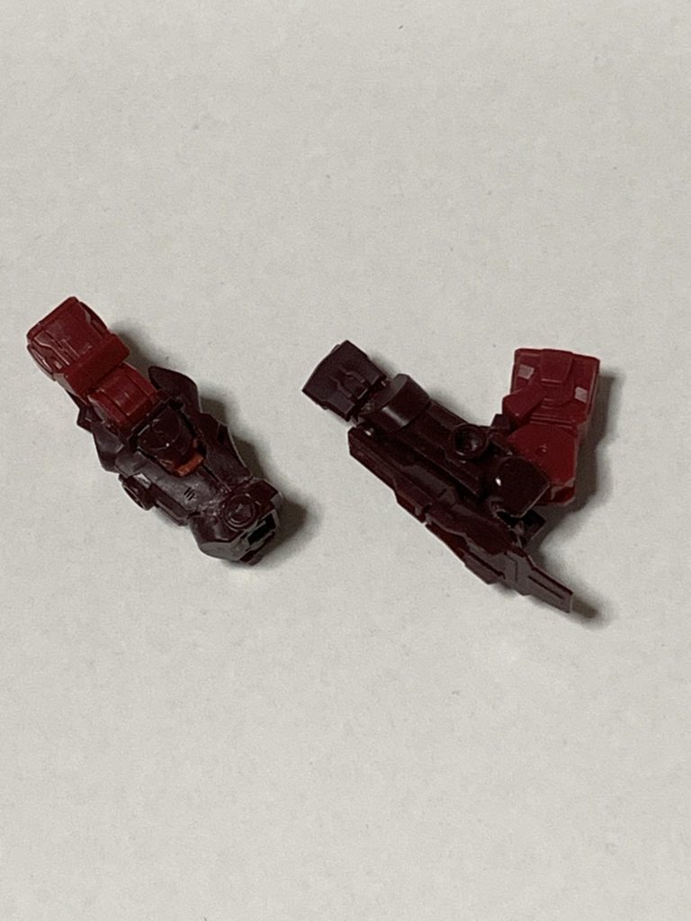 肘は余ったパーツを組み込み、深く曲げれる様にしました。