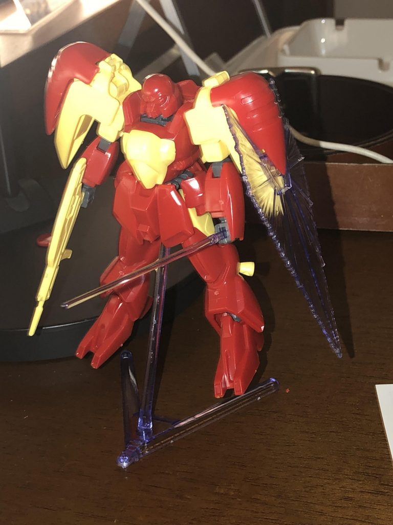 左肩にはビームシールドを搭載しています。
正直顔をガンダムタイプに変えたらかなりかっこよくなるのでは無いでしょうか。