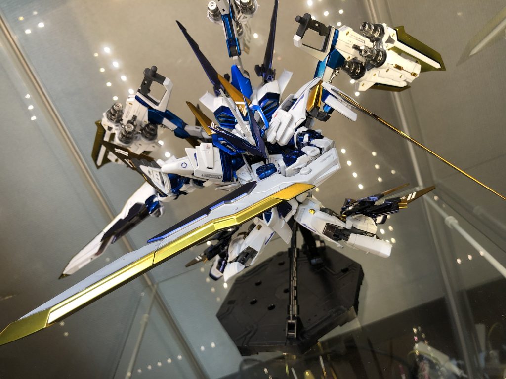 バックパックに装備したタクティカルアームズは両腕にそれぞれ装着させることと、