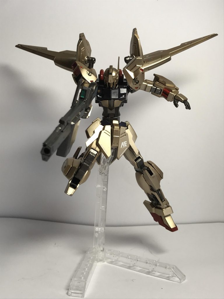 大型ビームライフル&ショートクレイバズーカです!
ビームを撃ちながらバズーカもうてます!
この時代は特にビーム兵器に対して対策がかなり施されていると思いバズーカを下部に装備する事で対ビームコーティング、
Iフィールドに対して効果を発揮します。