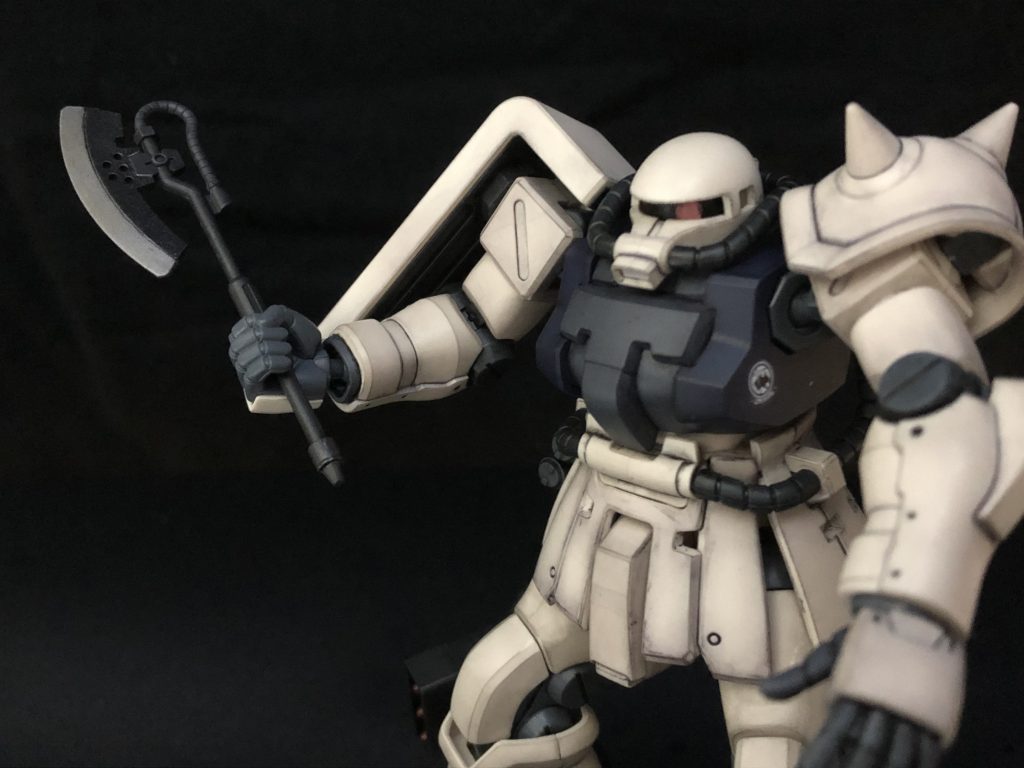 ヒートホークの柄は白でしたね。まぁこれはこれで良いかと。刃の部分にウェザリングマスターの赤灼けを使いました。気持ちですね。あと刃の付け根部分は開孔しています。