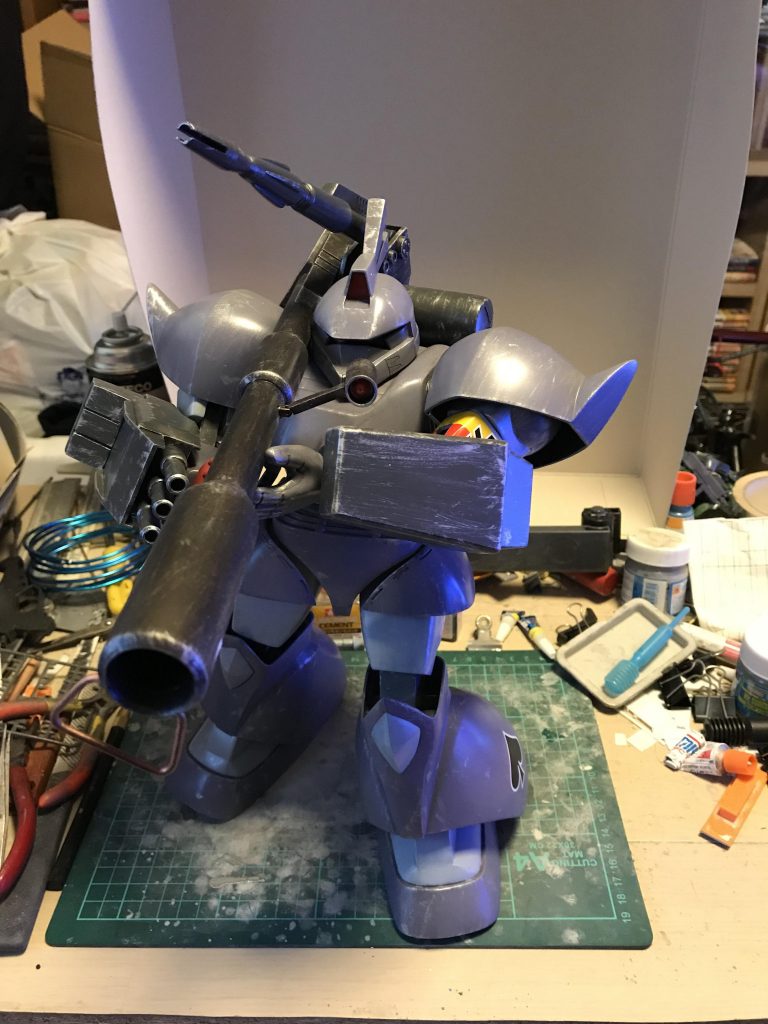 ジャイアントバズーカは肩で構えられます。