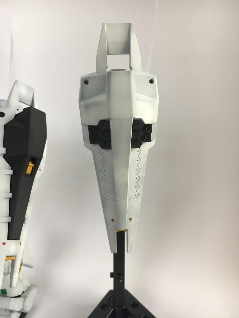 強化型シールドブースターはマスキングでグレーを塗り、赤い拡散ビーム砲は筆塗りしました。