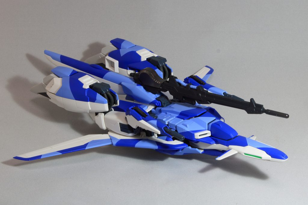 ウェイブライダー形態
変形は塗装ハゲが怖いので頻繁にはできません。
でもカッコいいのでどっちで飾っておくか悩むところです。